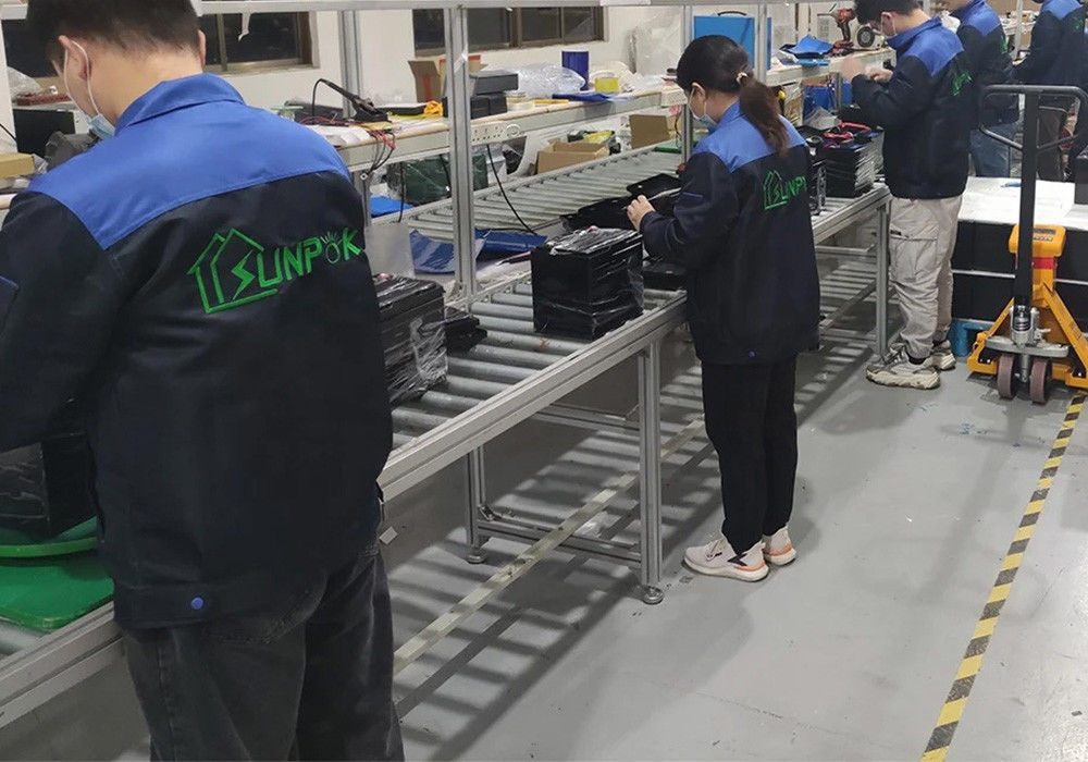 خارج الشبكة كل شيء في مستودع واحد إيس يو مبني في 5.12 كيلوواط 50Ah 200Ah 100Ah 51.2V 5kw بطارية عاكس